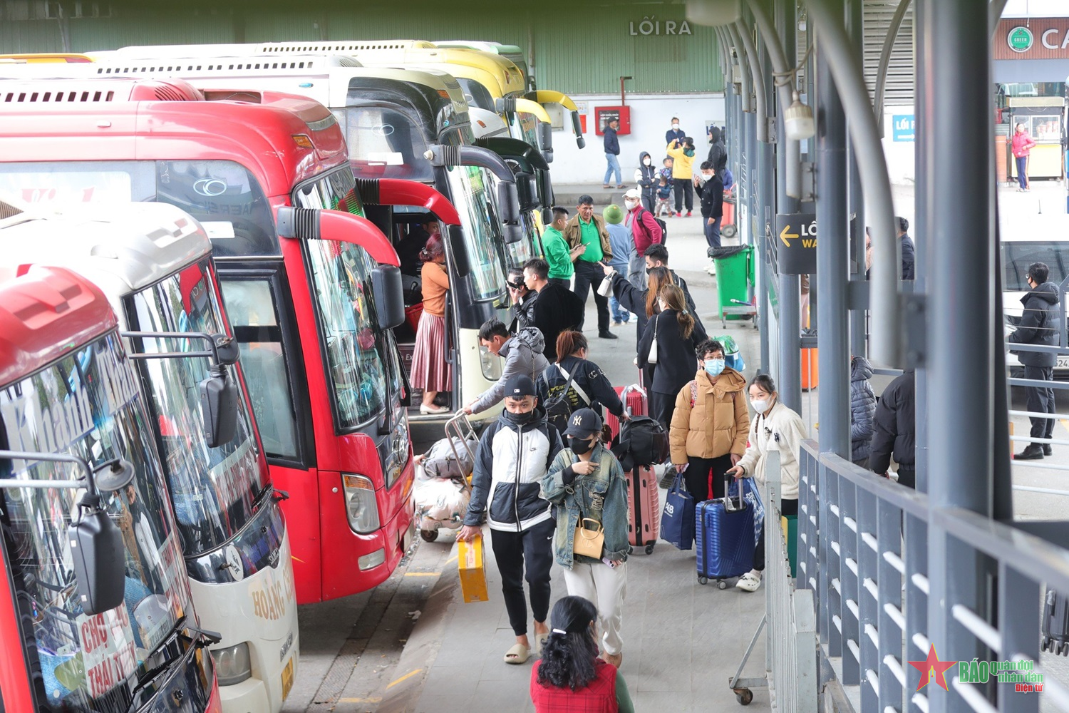 Hà Nội: Người dân hối hả về quê nghỉ Tết Nguyên đán